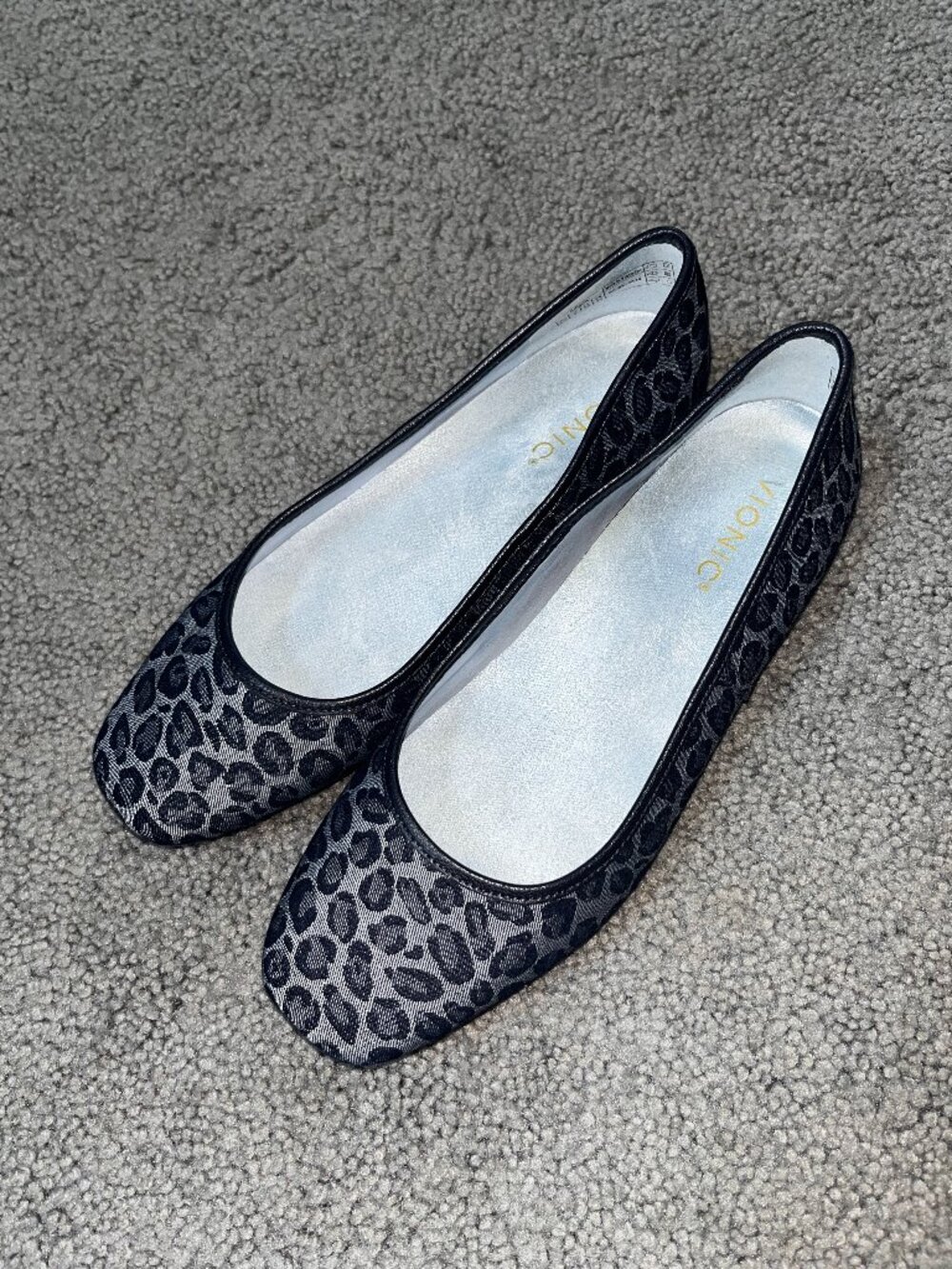 VIONIC ORINDA BALLET FLATS IN LEOPARD PATTERN DENIM & NAVY LEATHER - EUC - 8.5